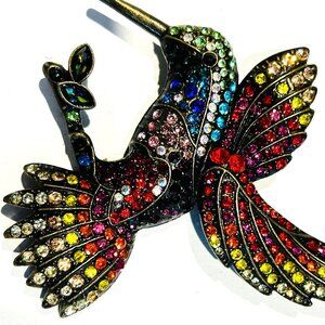 VINTAGE MULTICOLOR CRYSTAL GLASS RHINESTONE HUMMINGBIRD BROOCH NEW OLD STOCK.